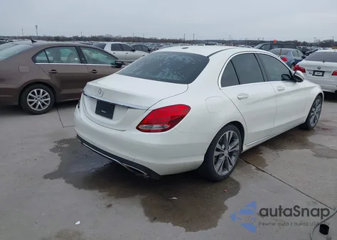 2016 Mercedes-Benz C 300 z USA, uszkodzony, nr VIN 55SWF4JB1GU113983